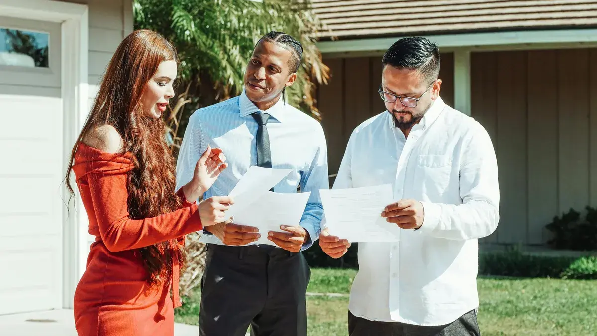 Experts guiding a woman to finding the perfect mortgage broker