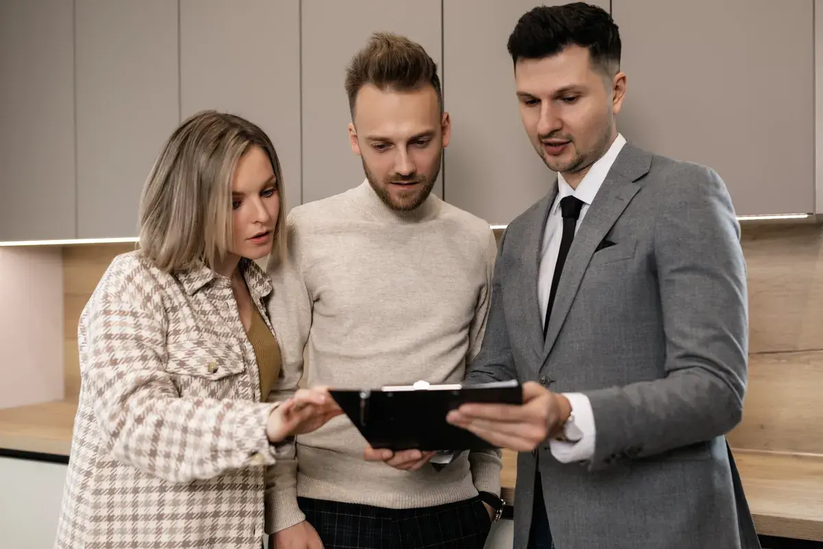 Real estate agent recommending the best mortgage broker