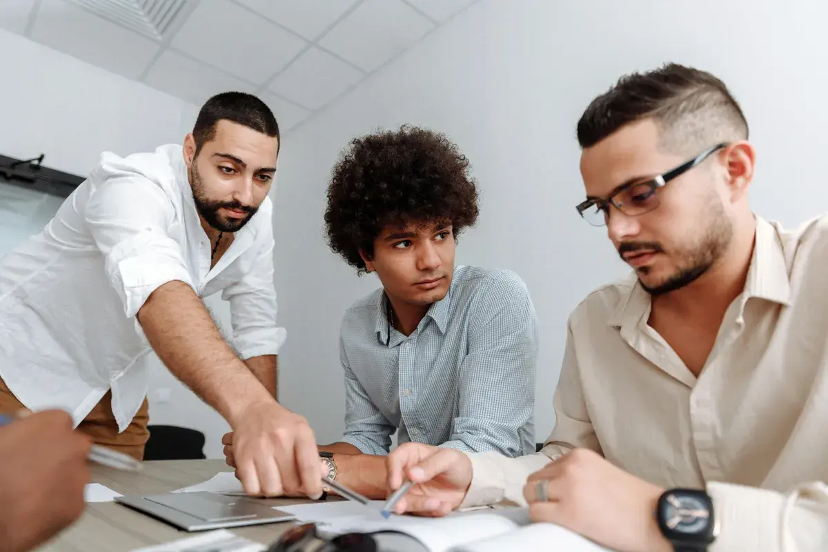 Broker discussing fixed mortgage rate to a business man