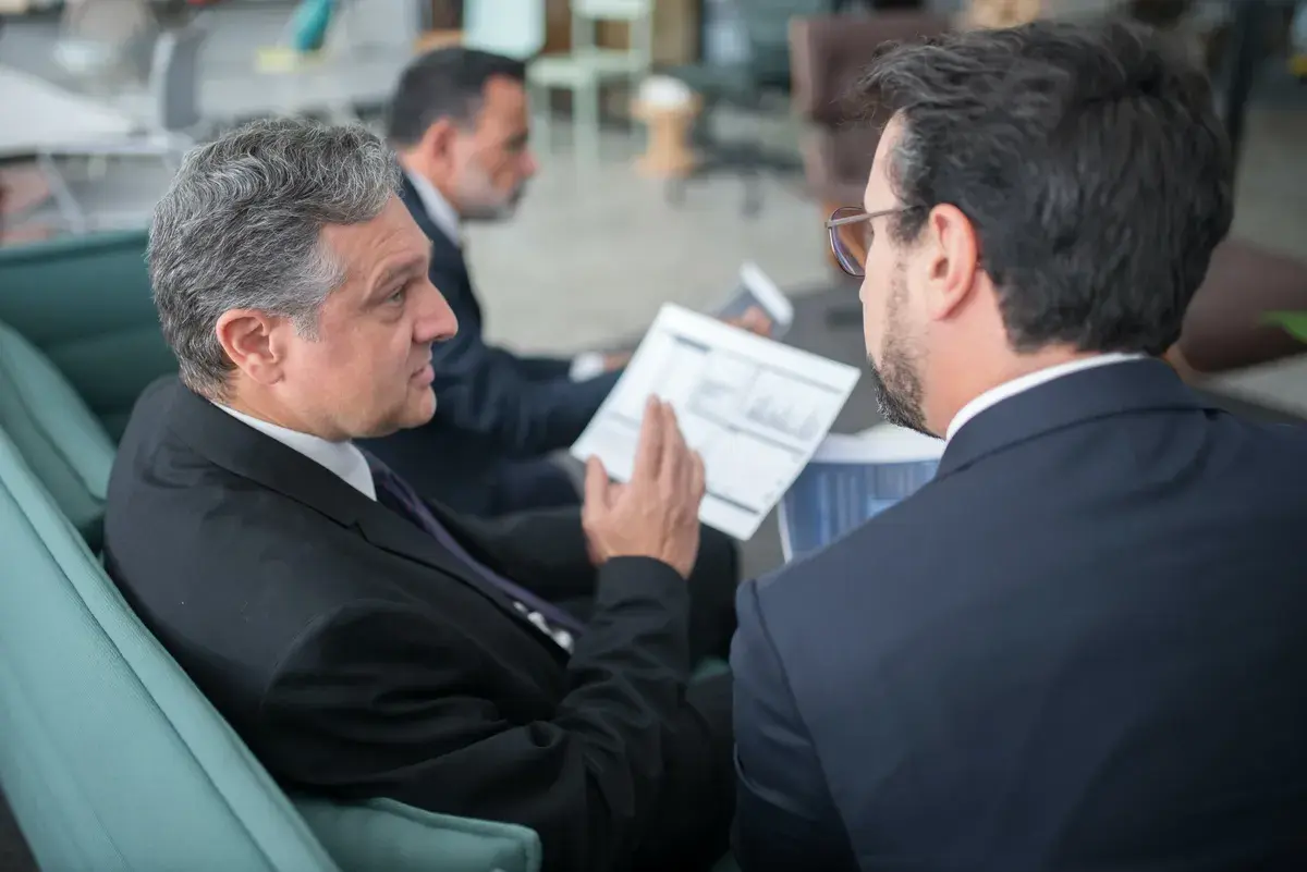 Two business man comparing top mortgage broer