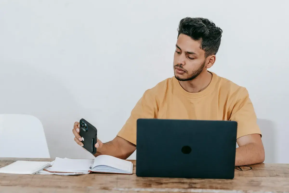Singe homebuyer looking for mortgage broker on laptop